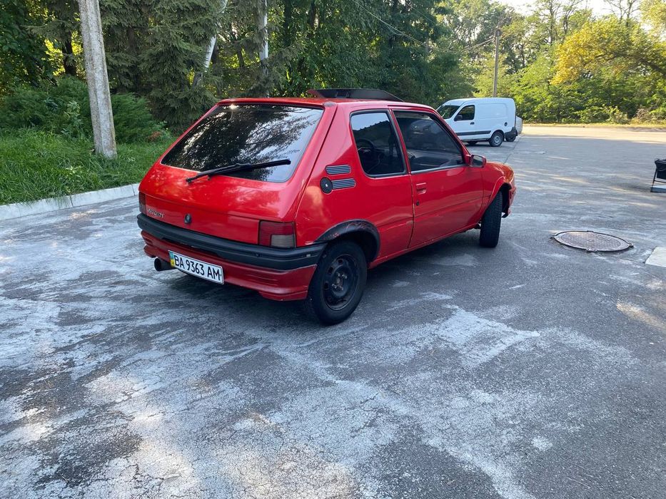 Продам автомобіль Пежо 205