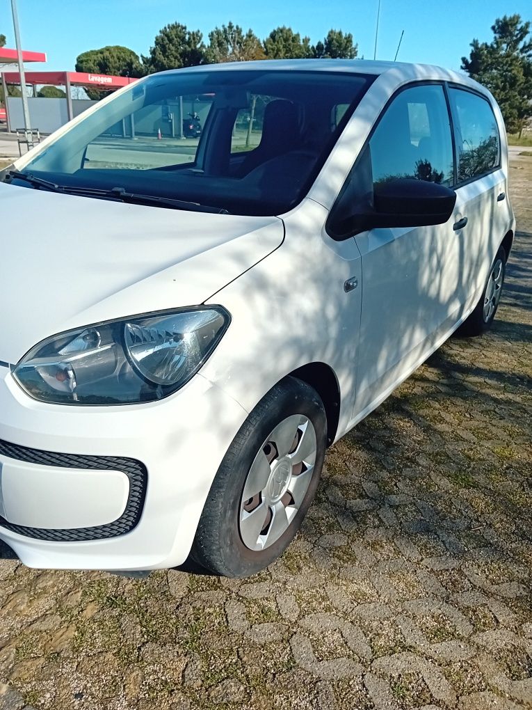 Volkswagen up,branco com poucos km e económico.