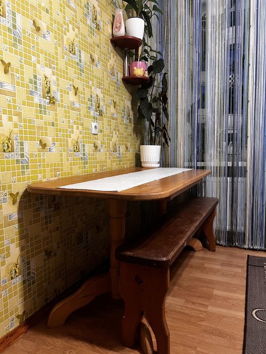 Стіл деревʼяний.