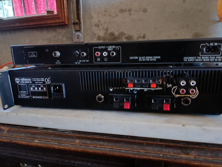 Amplificador profissional de 200 W de potência.bem estimado e a funcio