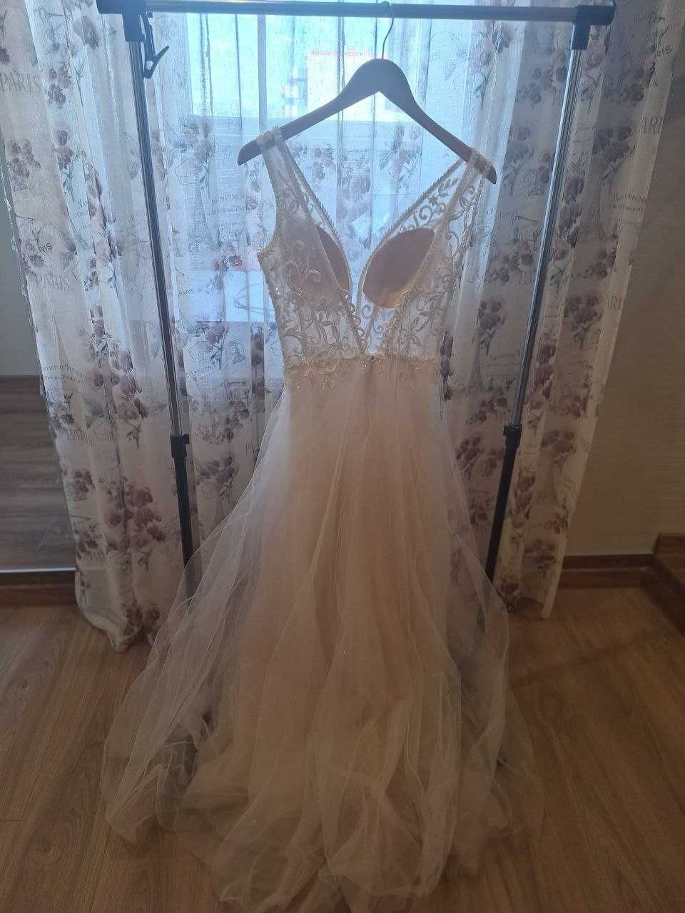 Весільна сукня (розмір S)