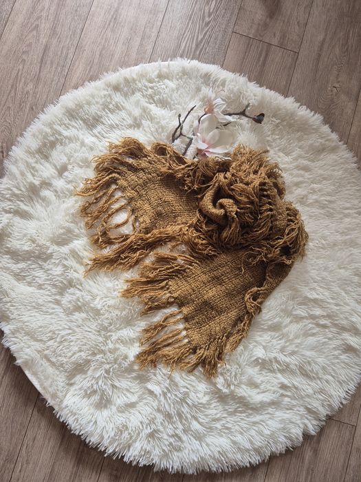 Nowy, mięciutki szalik z frędzlami