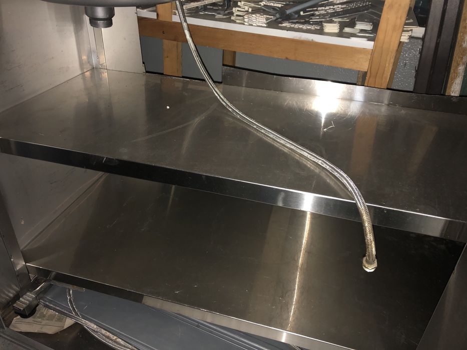 Escaparate em inox de canto com Pio e Torneira de pedal