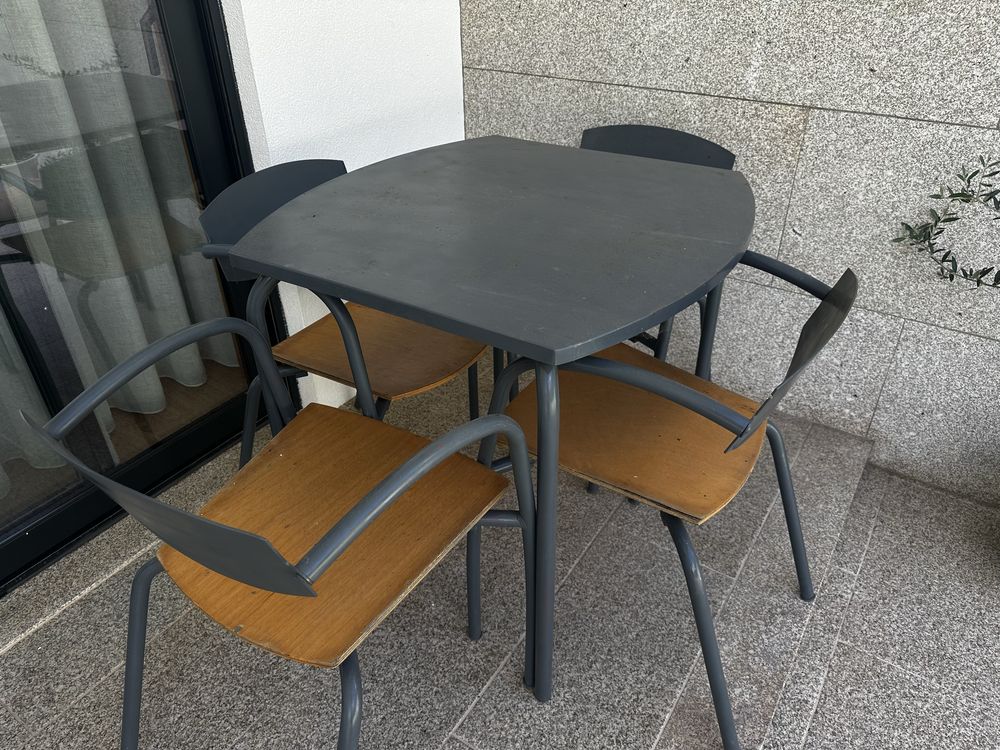 Mesa com 4 cadeiras