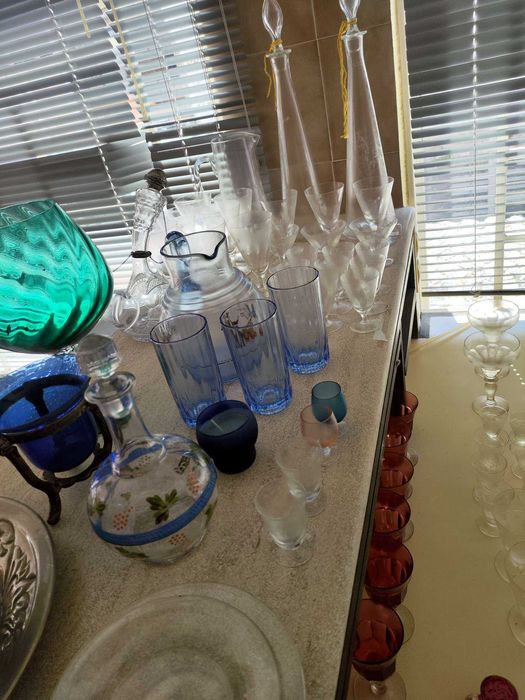 Lote de muitas peças de porcelana, vidro e outros