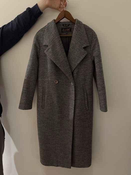 Сіре зимово-осіннє пальто з поясом