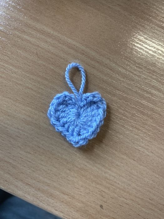 kwiatek breloczek z szydelek