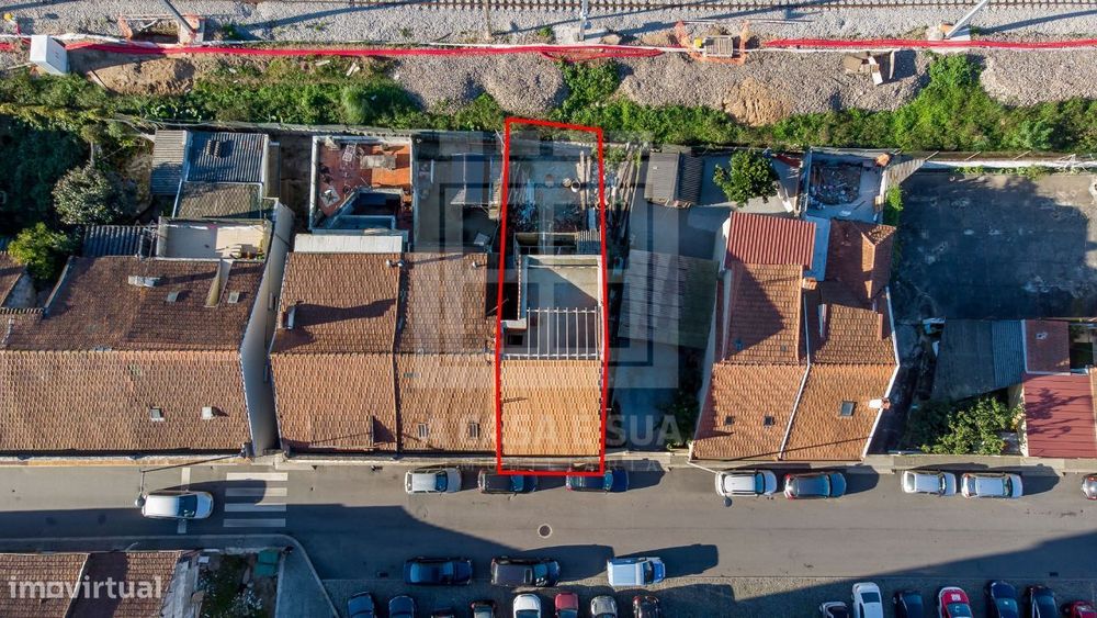 Moradia em fase de restauro a 500 metros da Estação das Devesas