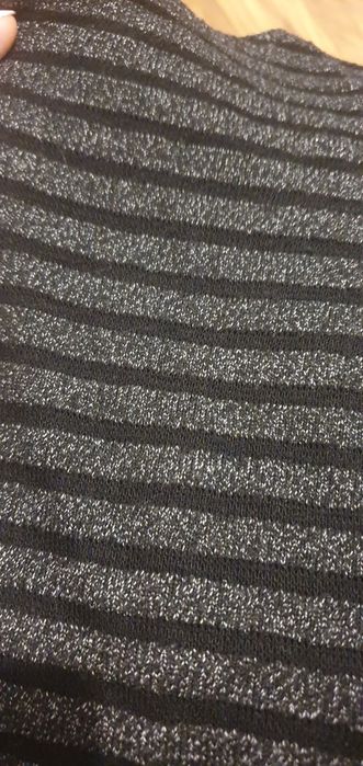 Ciekawy sweterek z biało srebrną nitką XS/S