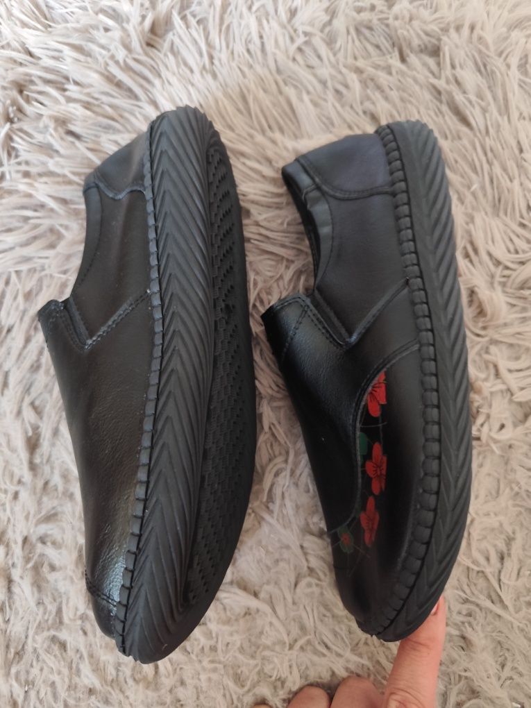 Buty damskie w kwiaty