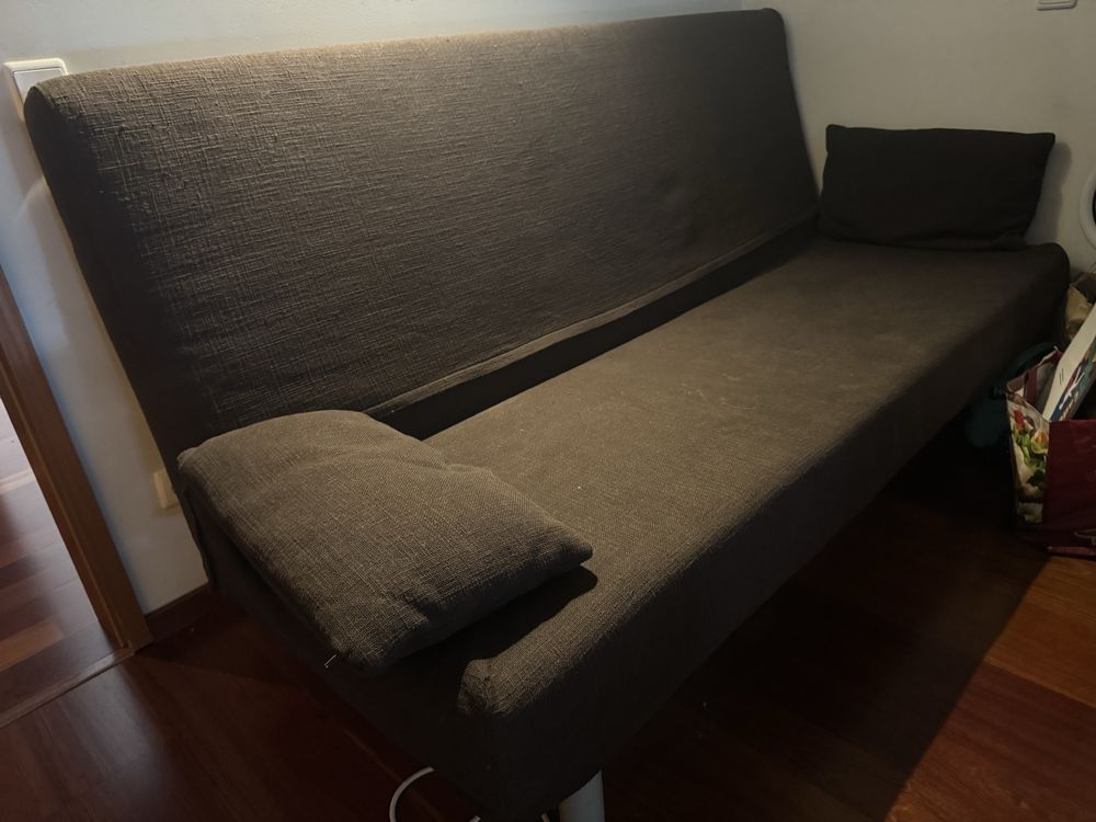Sofá-cama com arrumação