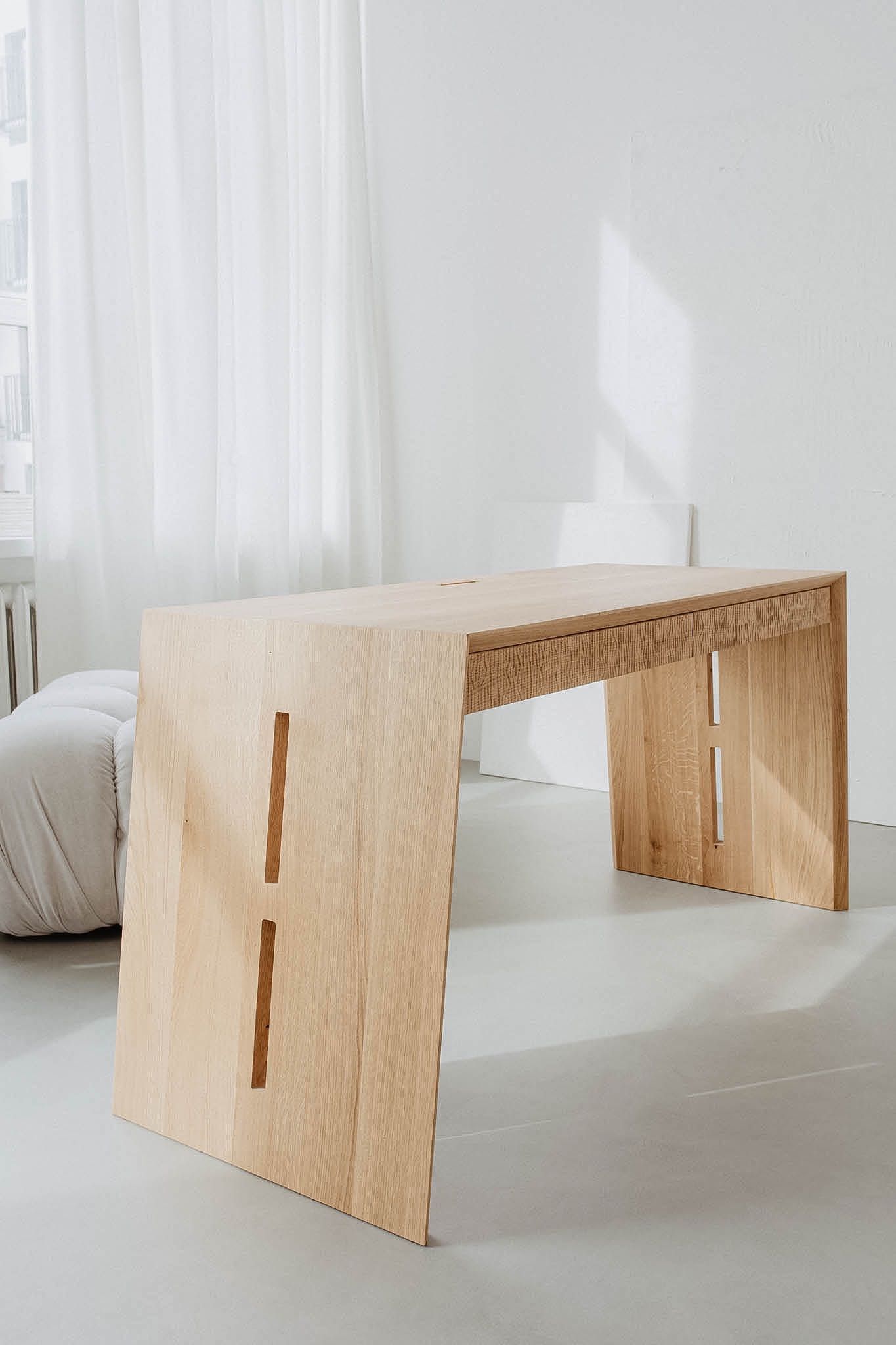 Piękne dębowe biurko z ręcznie rzeźbionym frontem