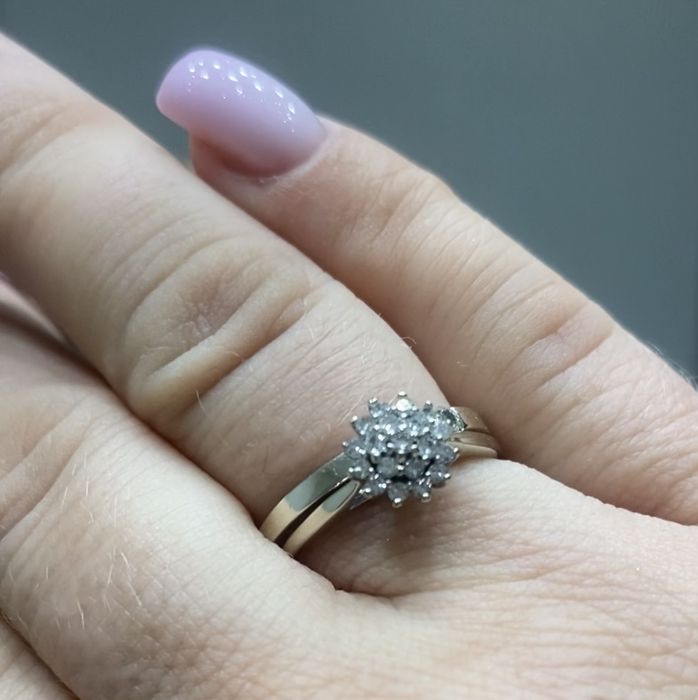 Pierścionek z bialego zlota  z brylantami