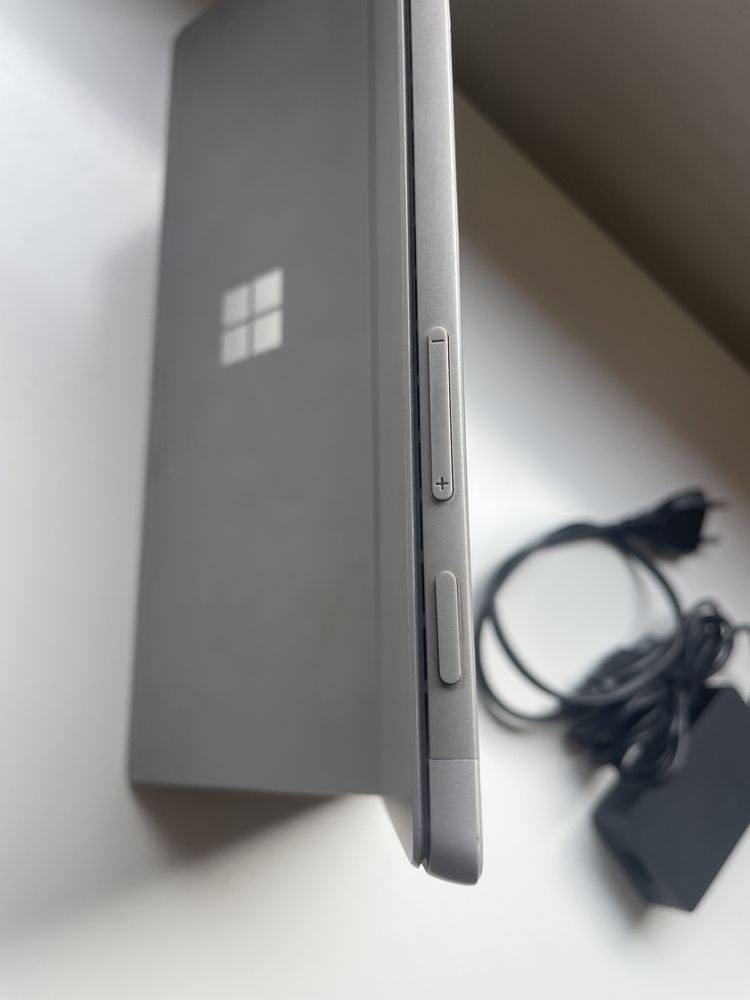 Microsoft Surface Pro 5 – i5 / 4GB / 128GB SSD