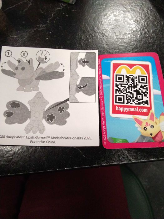 Brinquedo com autocolantes e caixa