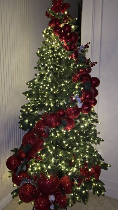 Декор наряджаємо ялинки продаж оренда ялинка лита іграшки набором роса