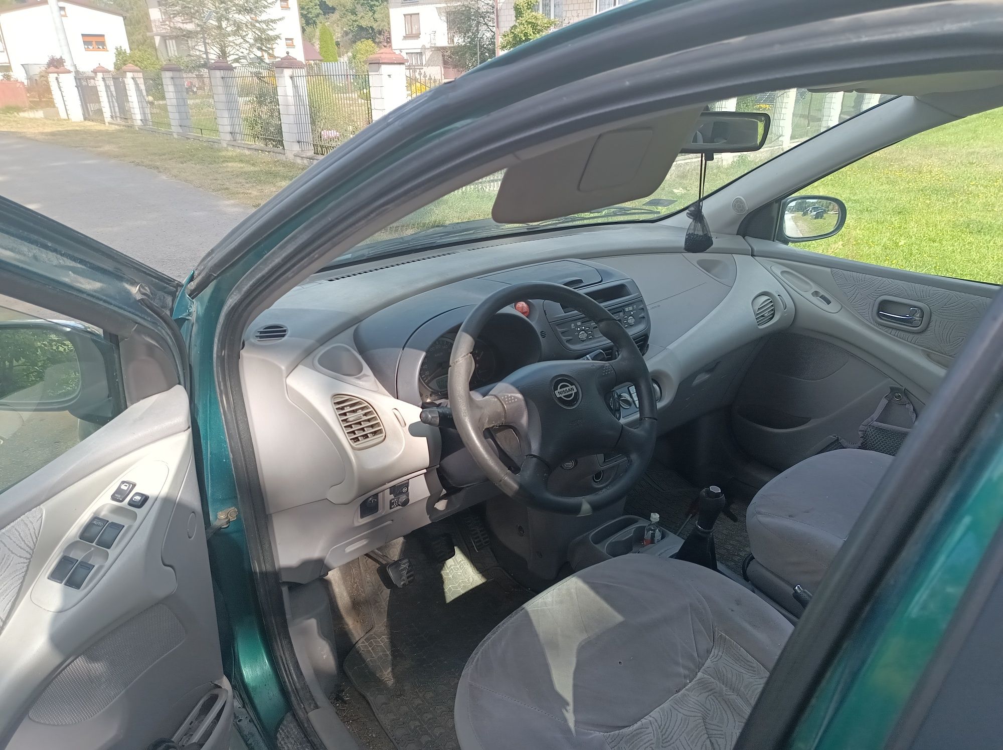 Nissan Almera tino 1.8 LPG