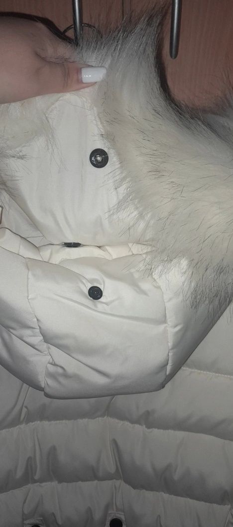 Blusão Branco com pelo no capuz