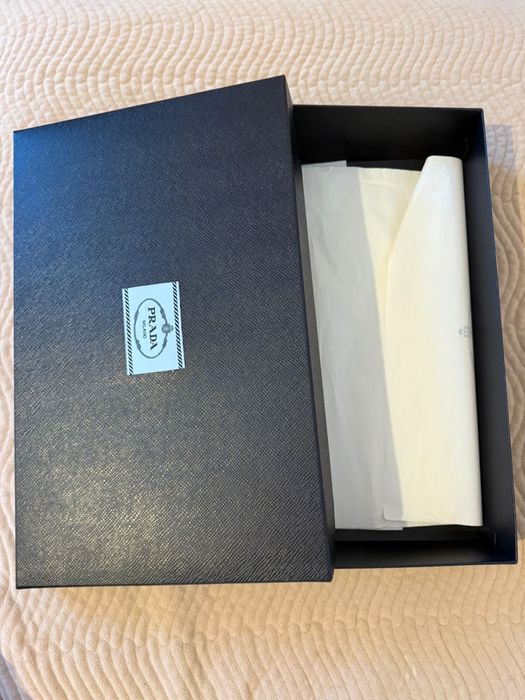 Коробка Prada для одежды