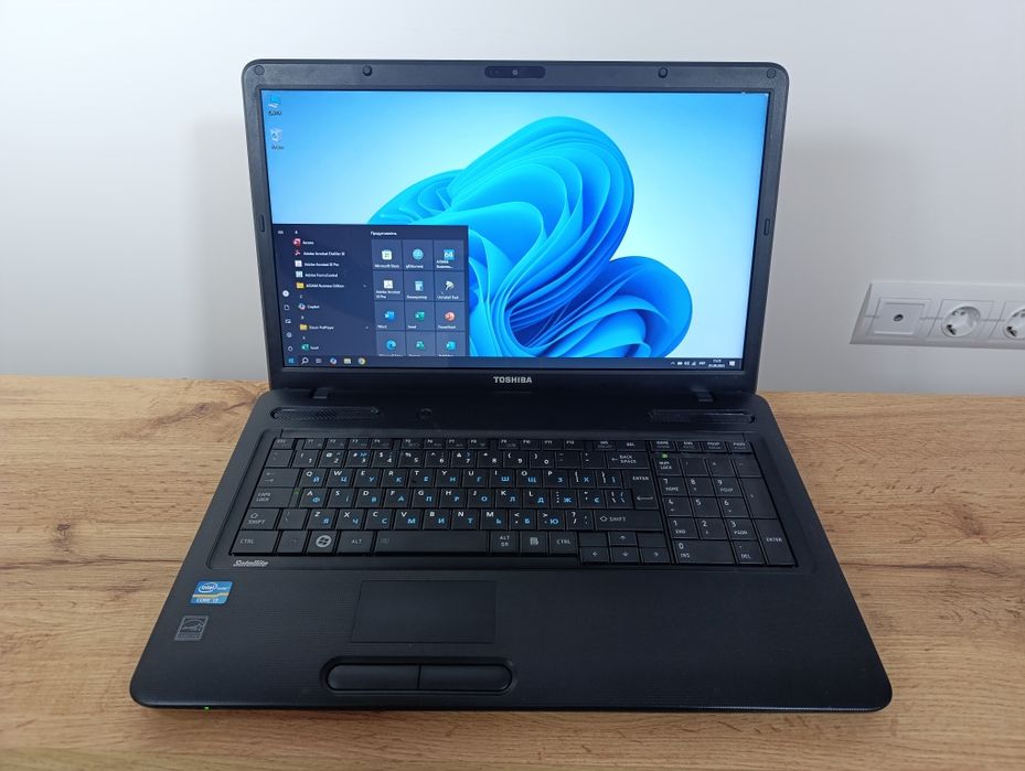 17.3 ноутбук Toshiba/i3-2310M/SSD 256GB/8GB Ram/Батарея 3 години