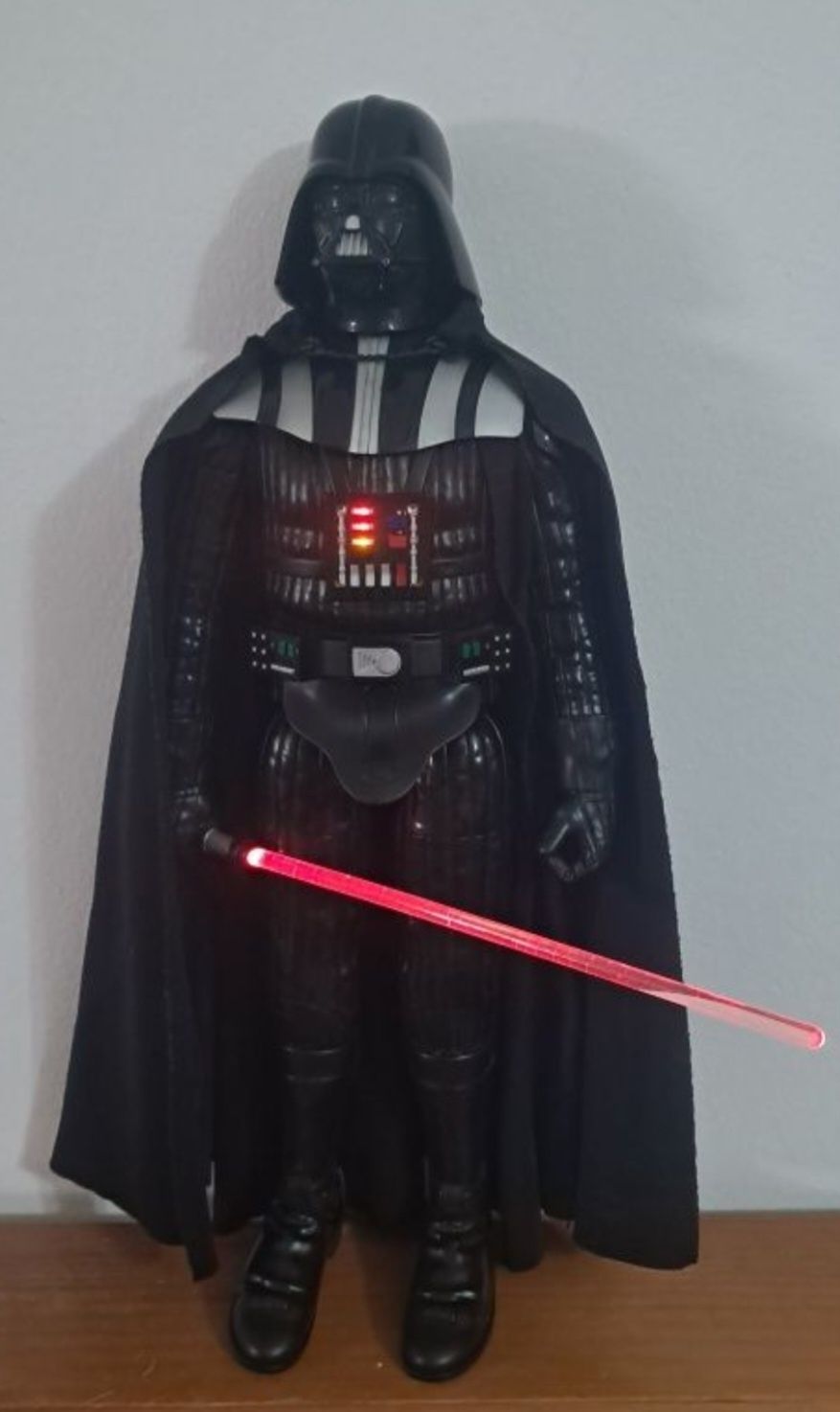 Figura Darth Vader com luz, falas e movimento Star Wars