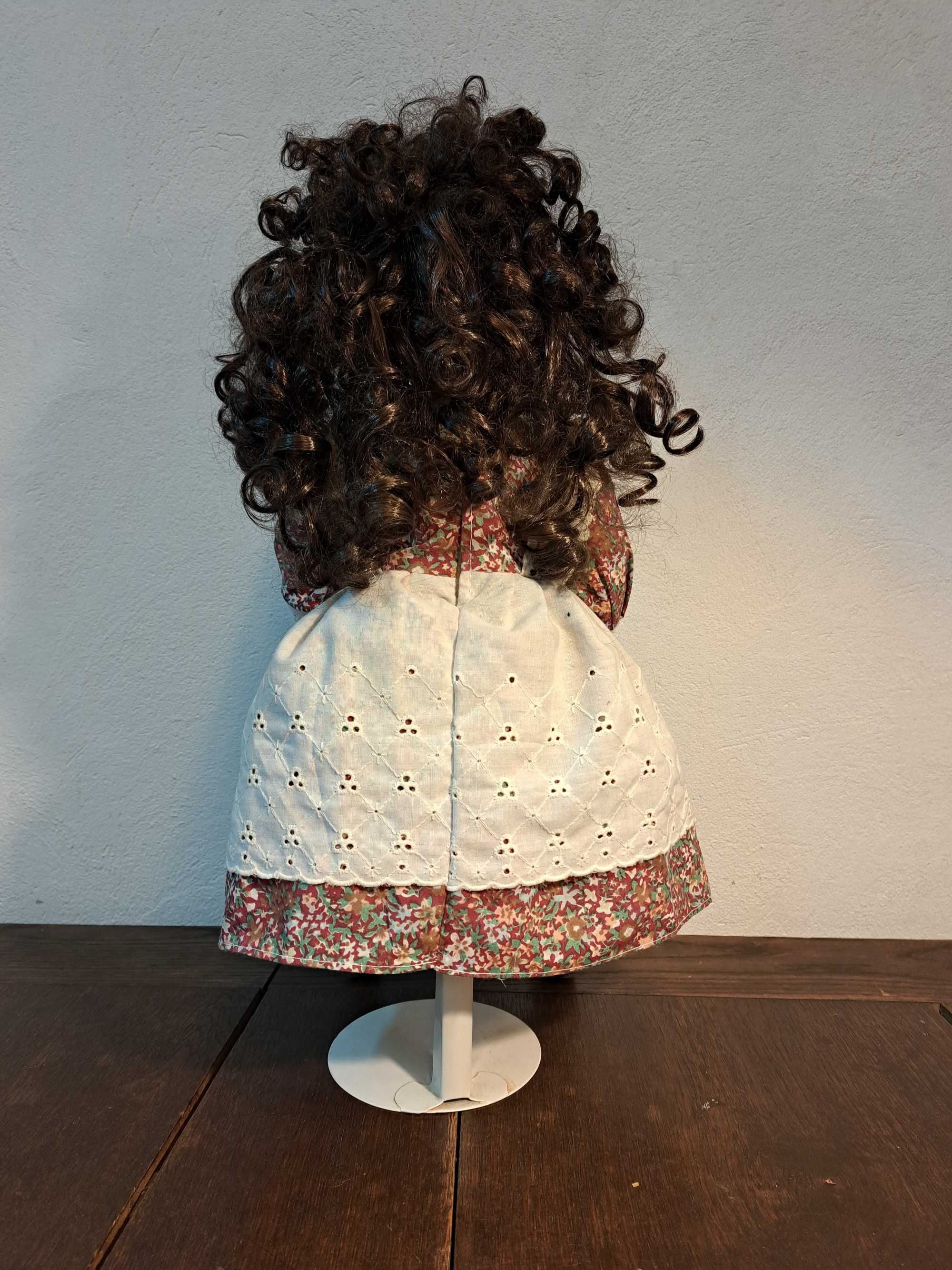 Lalka porcelanowa, kolekcjonerska ze stojakiem, kręcone włosy