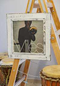 Miles Davis, okładka płyty winylowej w drewnianych ramach
