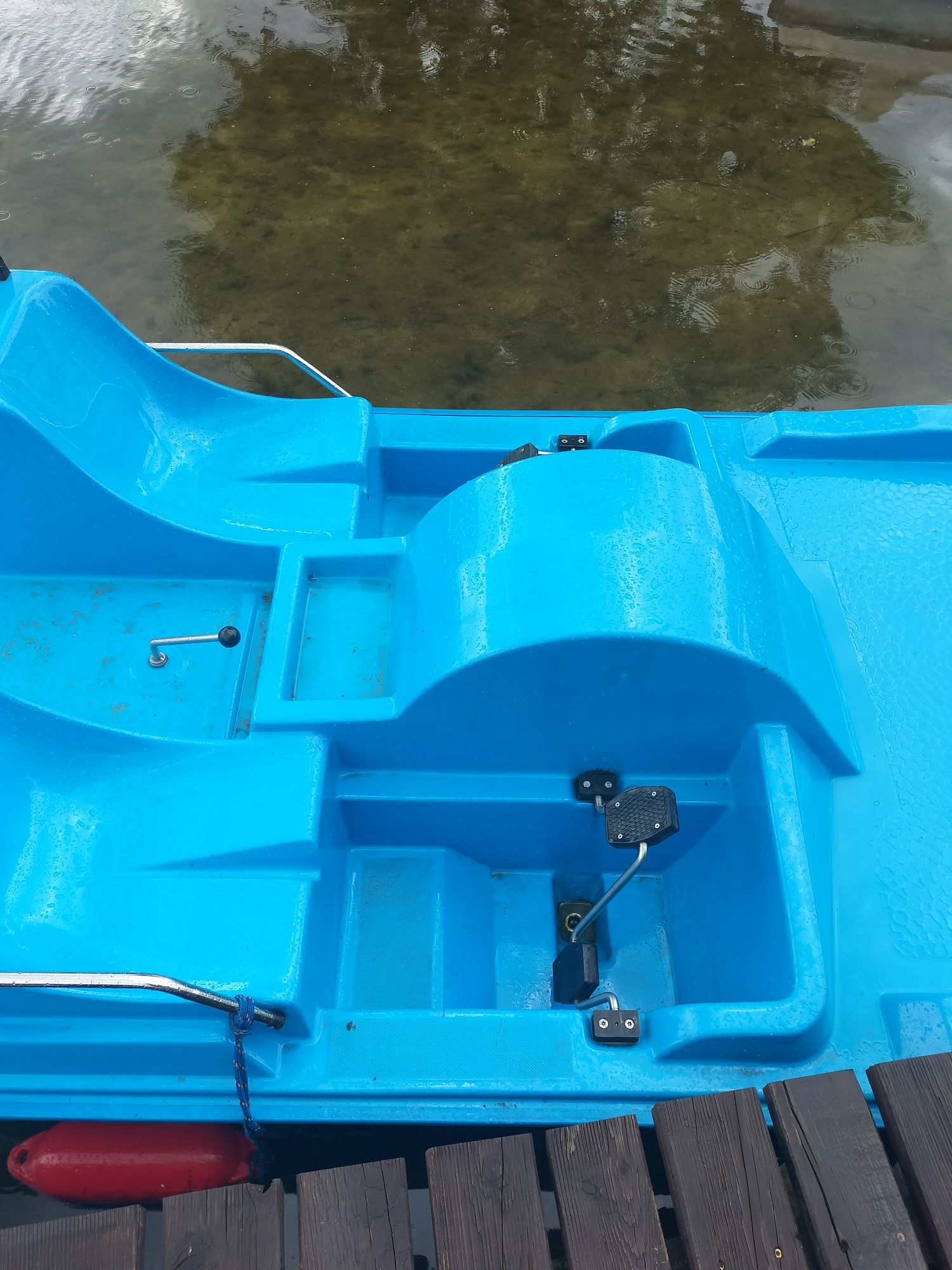 Rower wodny z odpływem wody