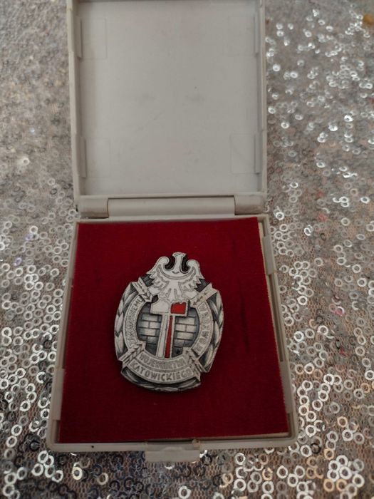 Odznaka i wpinki PRL