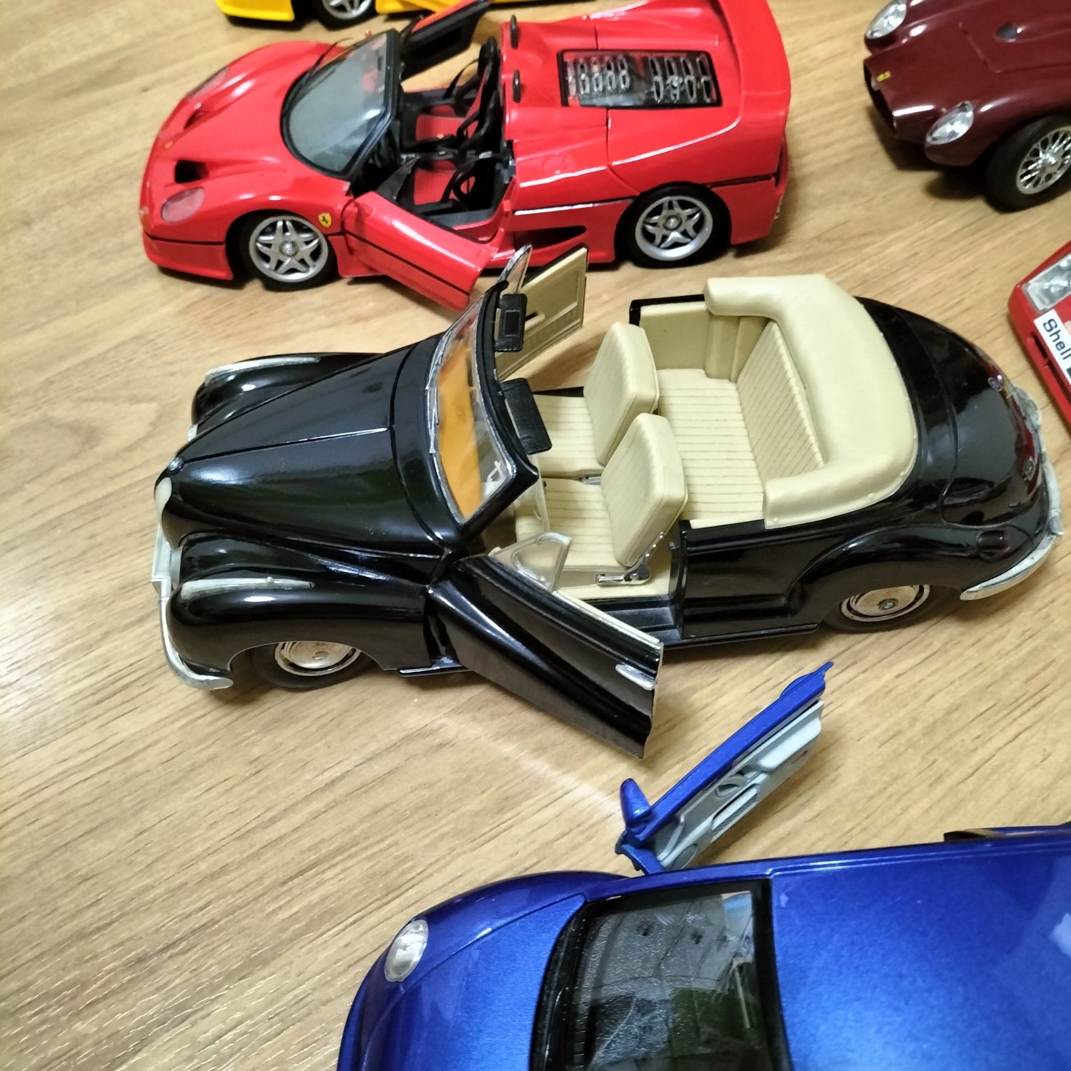 Carrinhos de colecção escala 1/18 cerca de 25 cm comprimento  20€ cada