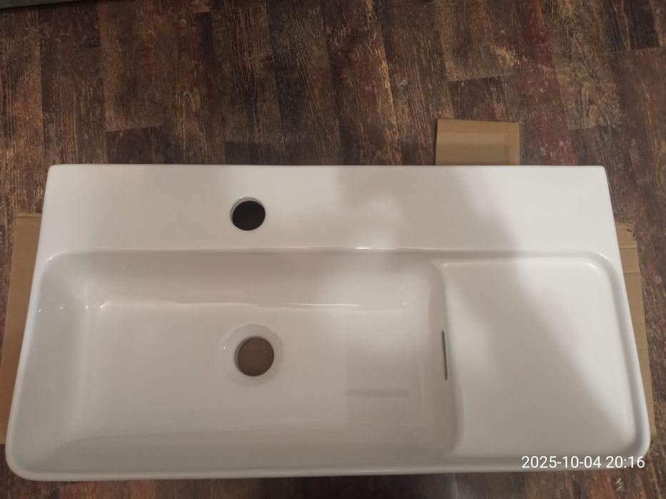 Umywalka wisząca lub nablatowa