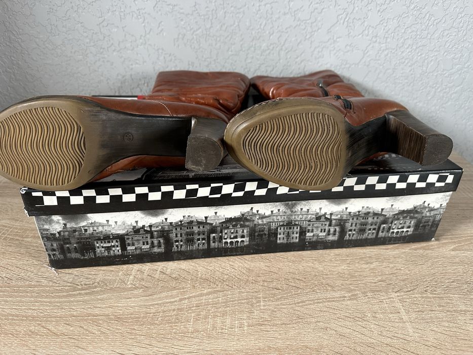 Жіночі шкіряні чоботи