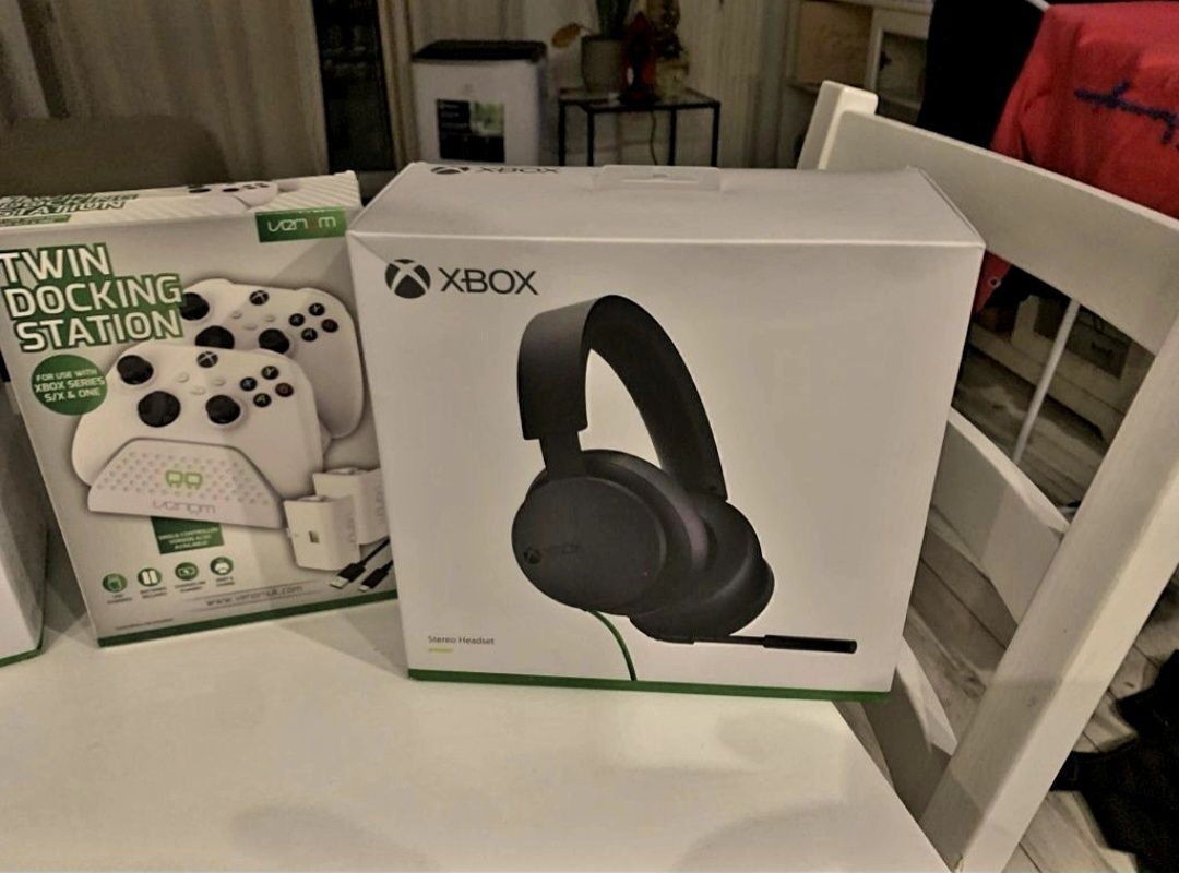 Konsola Xbox series s, słuchawki, ładowarka