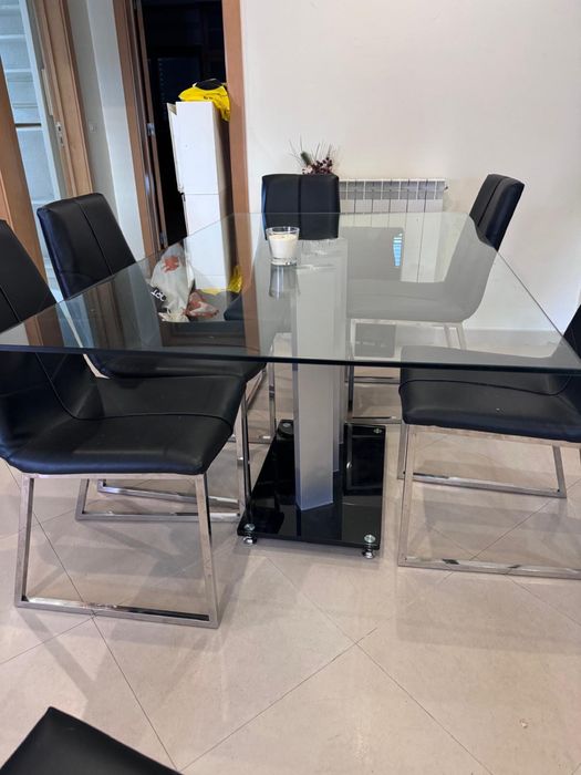 Mesa de vidro com um pé central bonito e seis cadeiras em estado novo