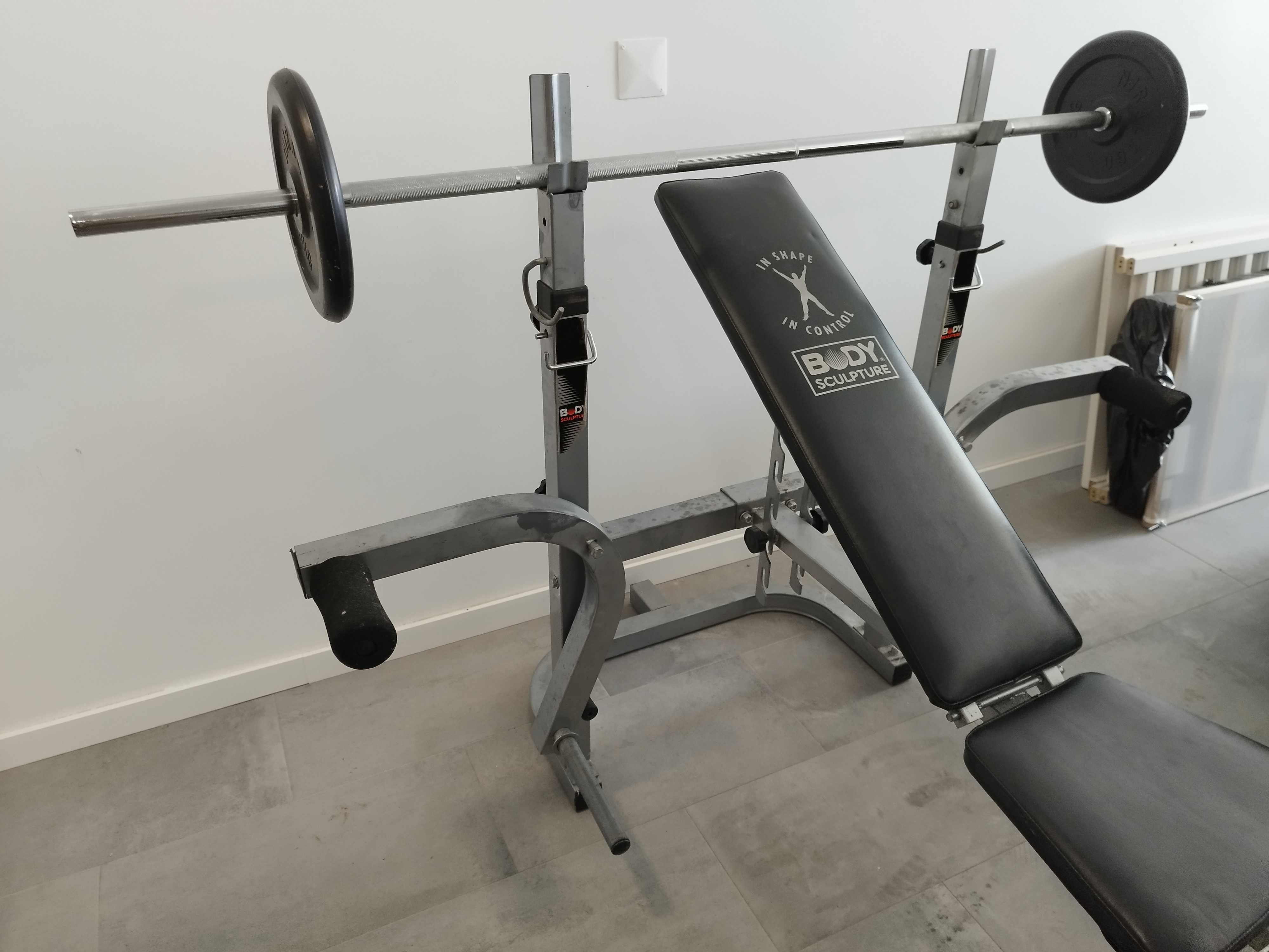 Banco de musculação multifunções com 2 barras, 2 halteres e 20 discos
