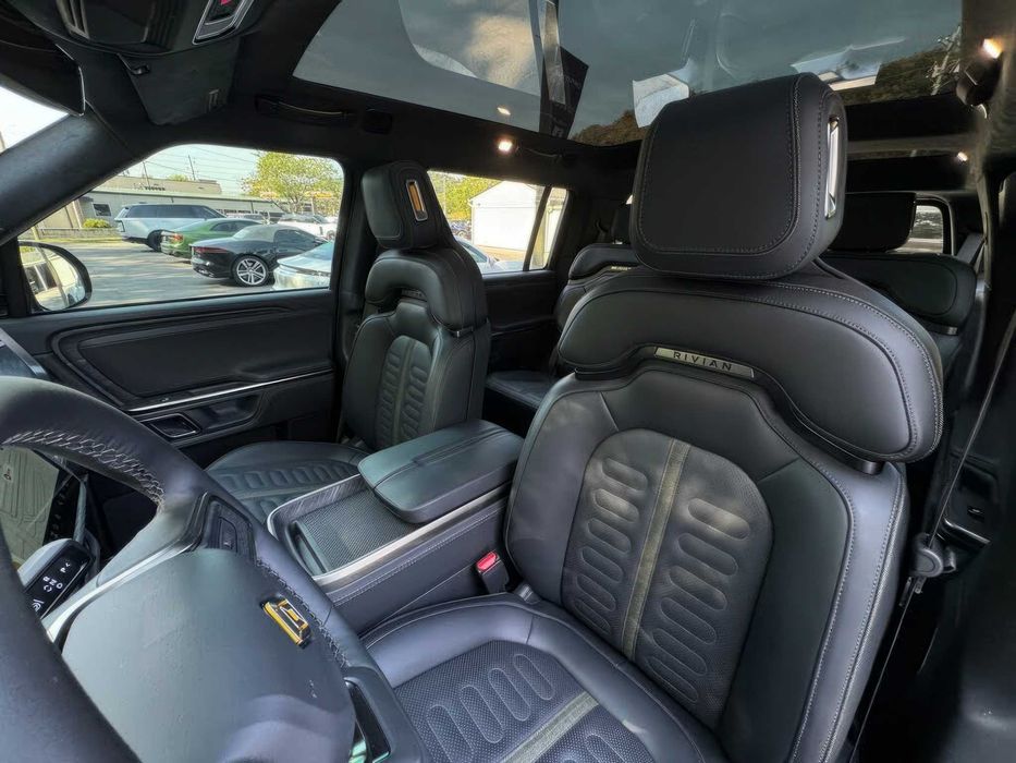 Rivian R1S Adventure      2024