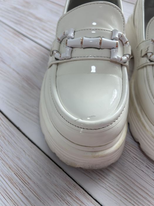 Білі лакові туфлі