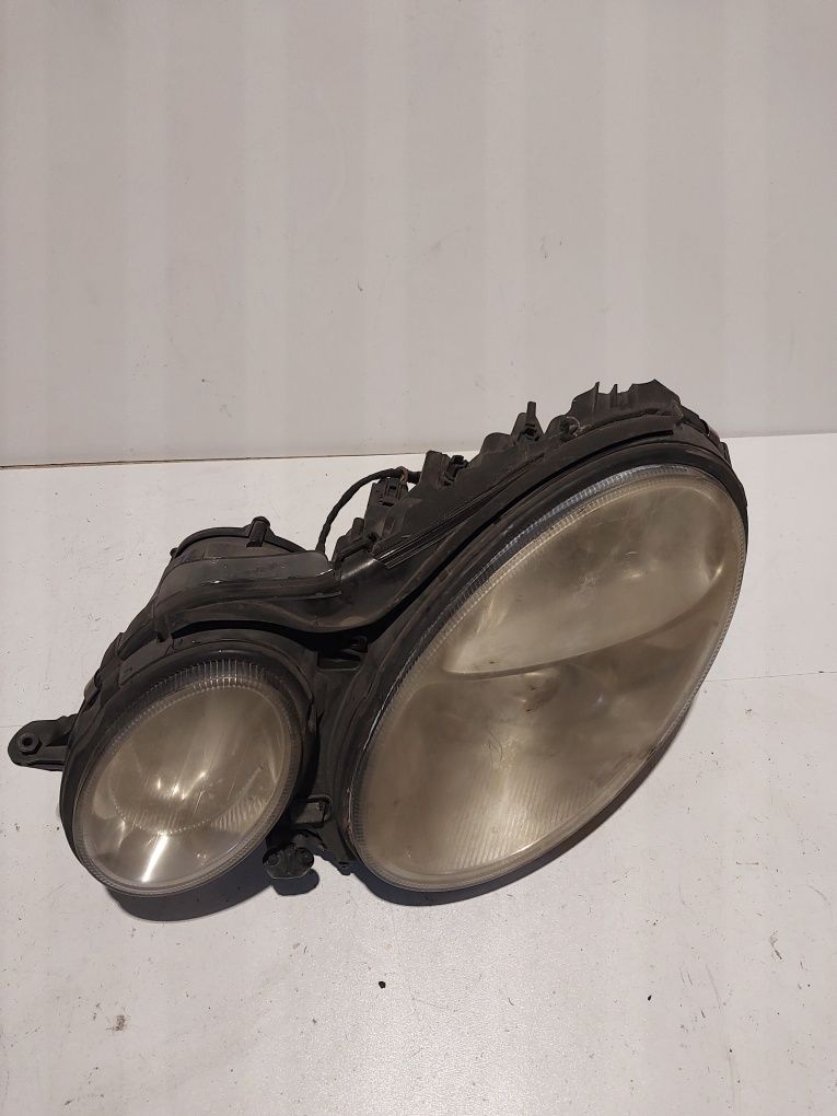Mercedes E klasa w 211 lampa przednia przód reflektor ksenon xenon