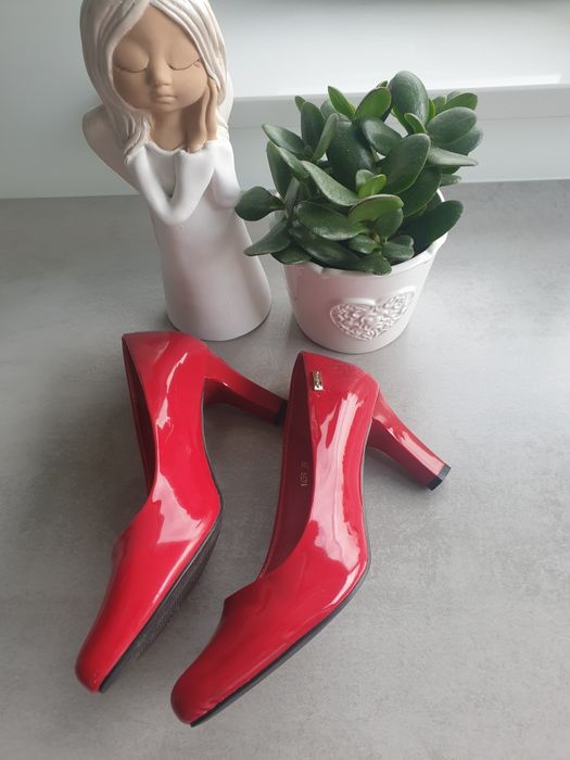 Czerwone lakierowane szpilki r.39