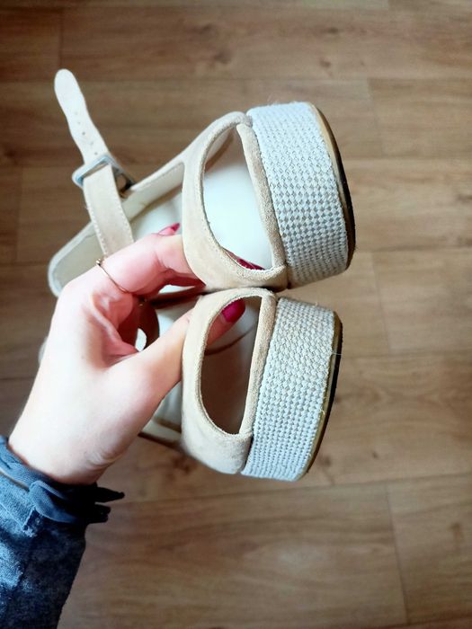 Beżowe sandały na koturnie