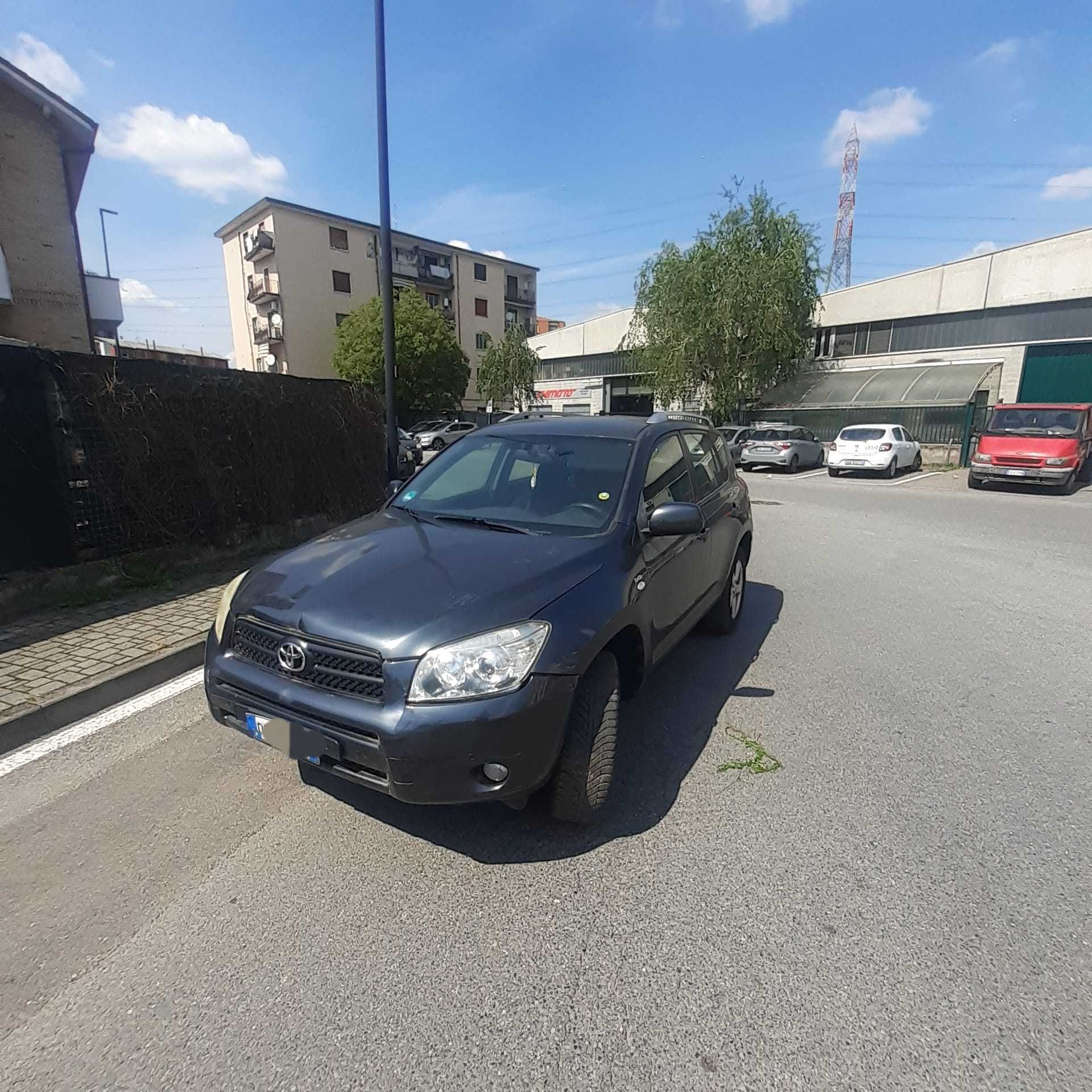 Toyota Rav4 2.2d  Posiadam  inne  auta  z  włoch  całe  i uszkodzone