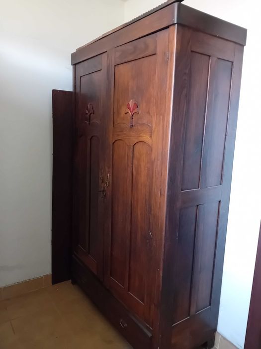 Stara drewniana  szafa, zabytek po renowacji.