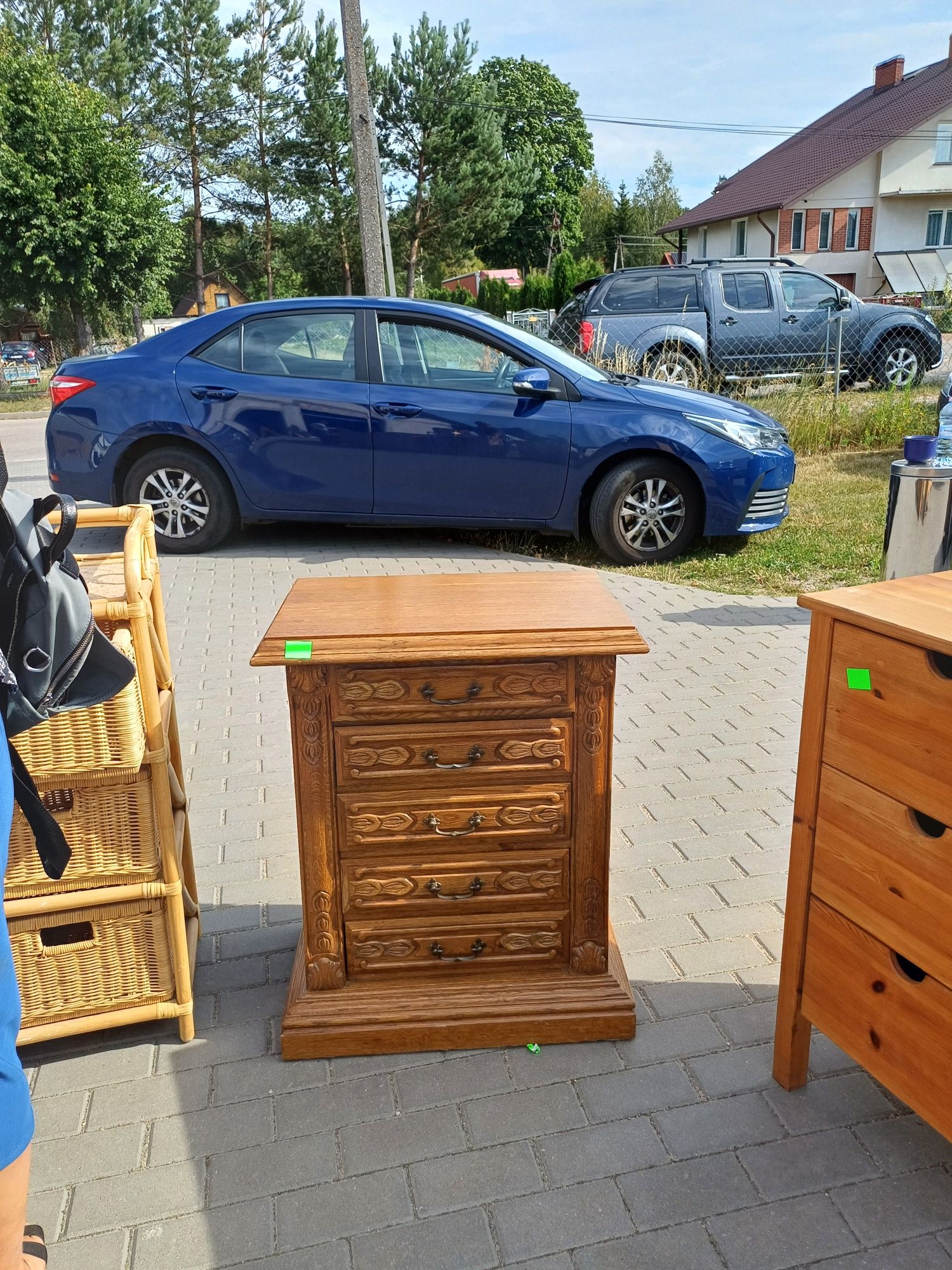 Zdobiona szafka z szufladami