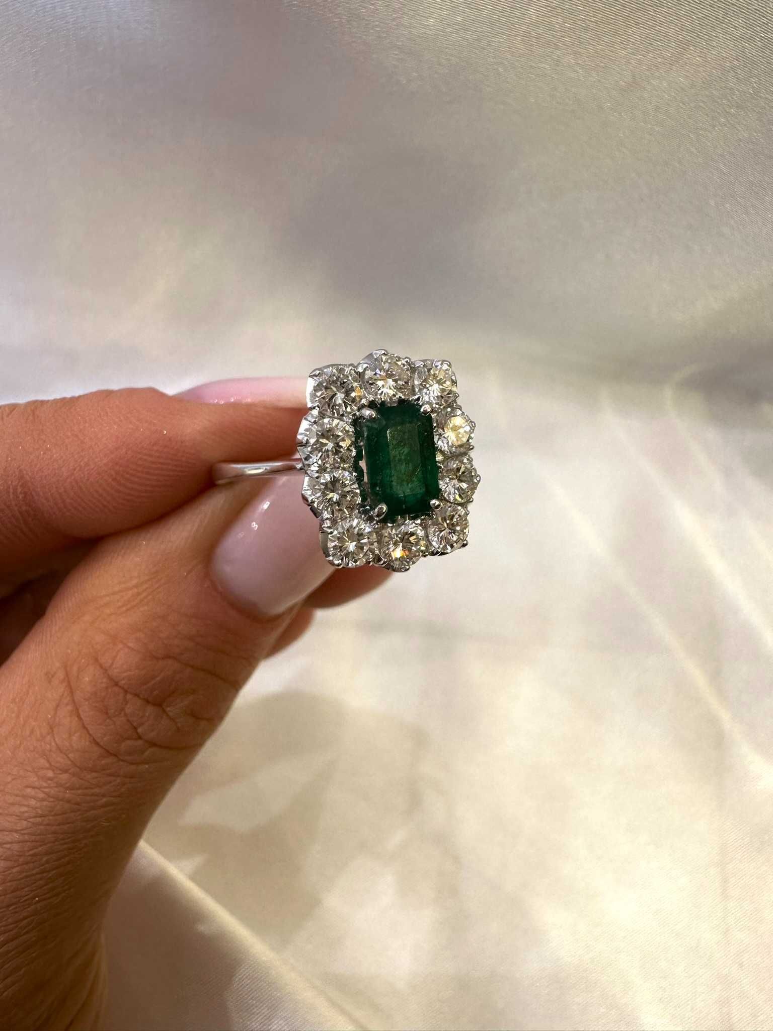 Pierścionek z naturalnym szmaragdem  i diamentami naturalnymi 1.20 Ct