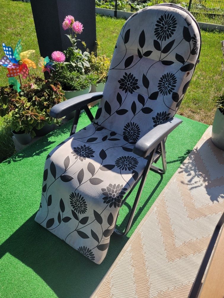 Stolik rattanowy i leżak
