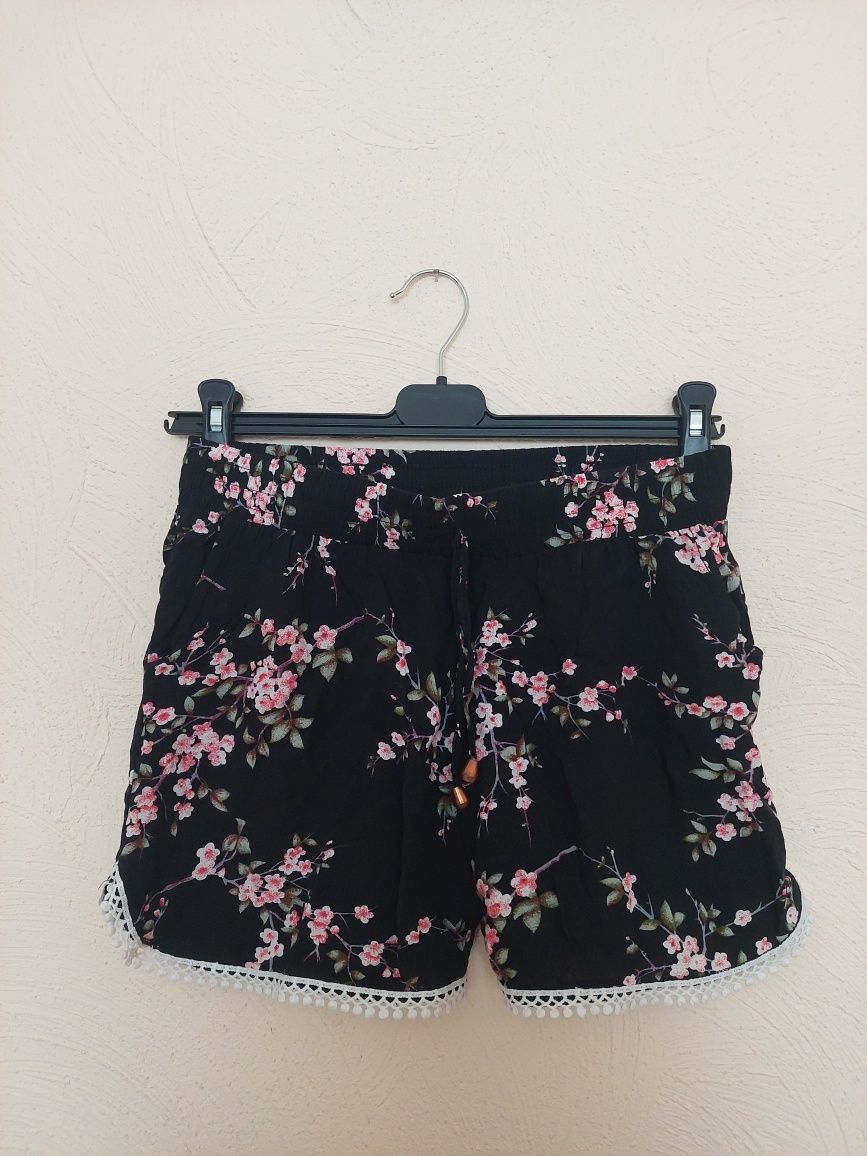 Czarne shorty w kwiaty rozmiar M / L