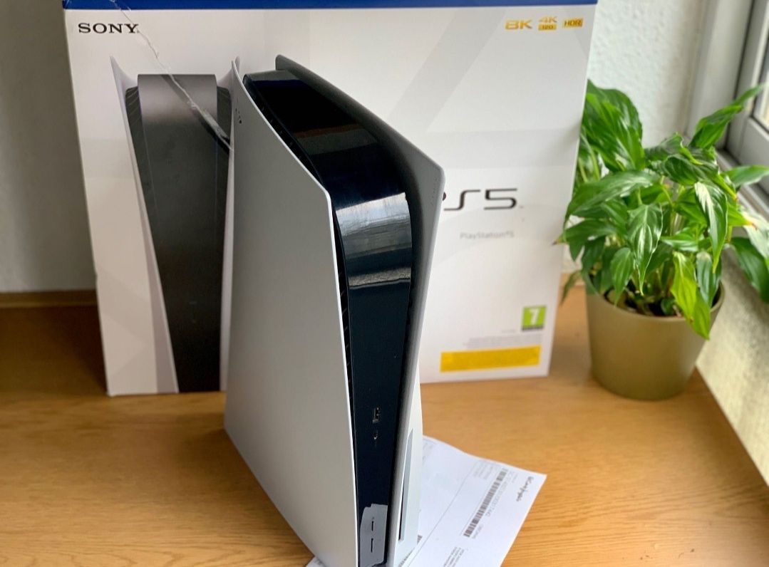 PlayStation 5 com dois comandos e nitendo switch oled