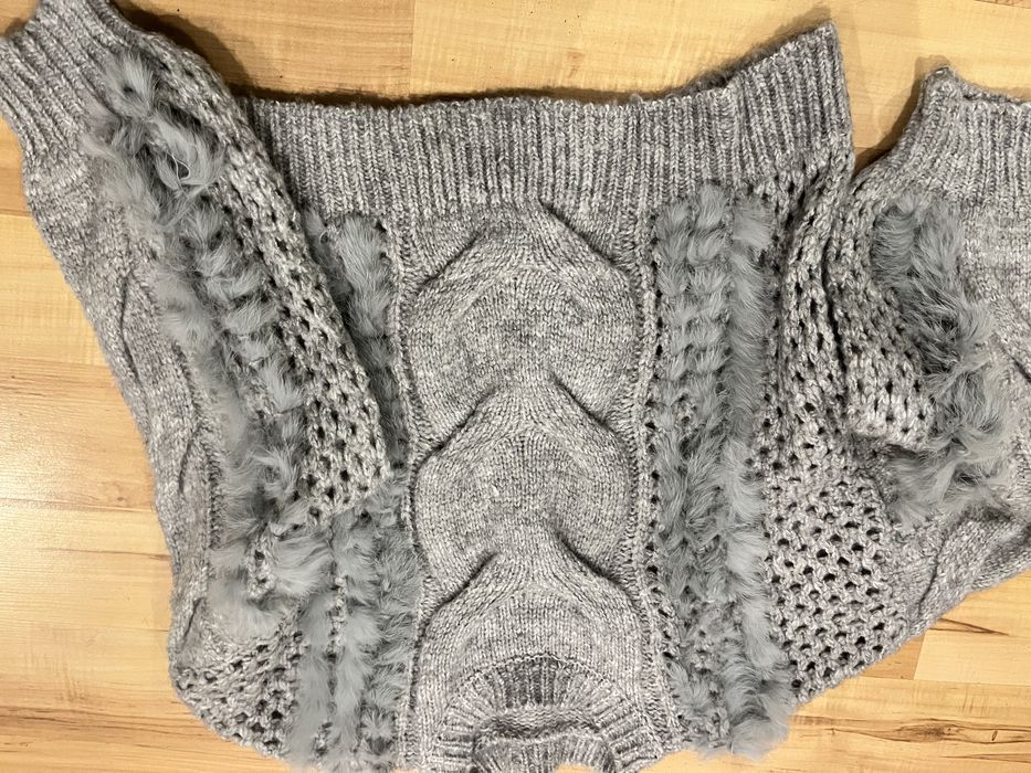 Szary sweterek z jenotem