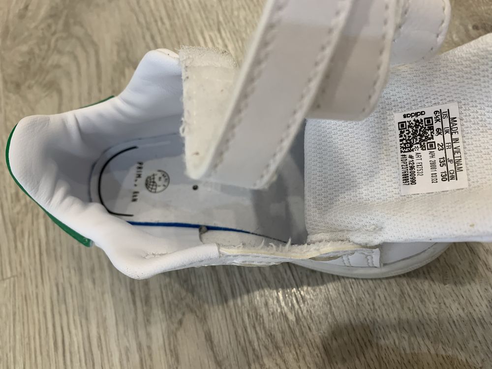 Tenis original de bebe da marca adidas em bom estado