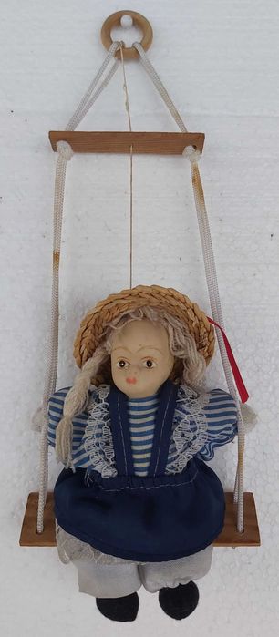 Figurka Laleczka Lalka Dziewczynka na Huśtawce Dekoracyjna Używana